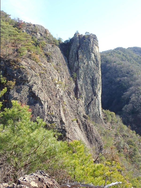 迫力満点！鎖場や渡渉、岩登りなど変化に富んだコース　鎌倉峡・百丈岩ハイキング
