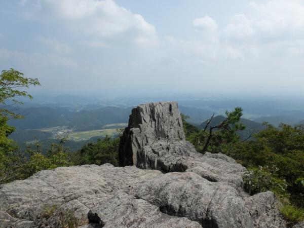 丹波岩から絶景を望む　虚空蔵山とミツバツツジハイキング