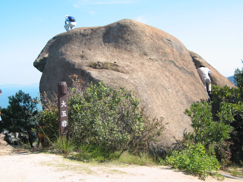 巨石と瀬戸内海の絶景　笠岡諸島「白石島」「北木島」島歩き