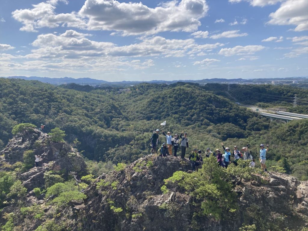 迫力満点！鎖場や渡渉、岩登りなど変化に富んだコース　鎌倉峡・百丈岩ハイキング