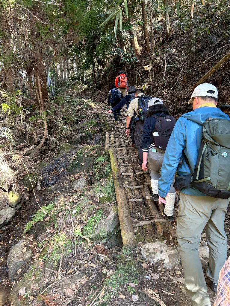 日本最古の神社と眼下に広がる大パノラマ　大国見山ハイキング