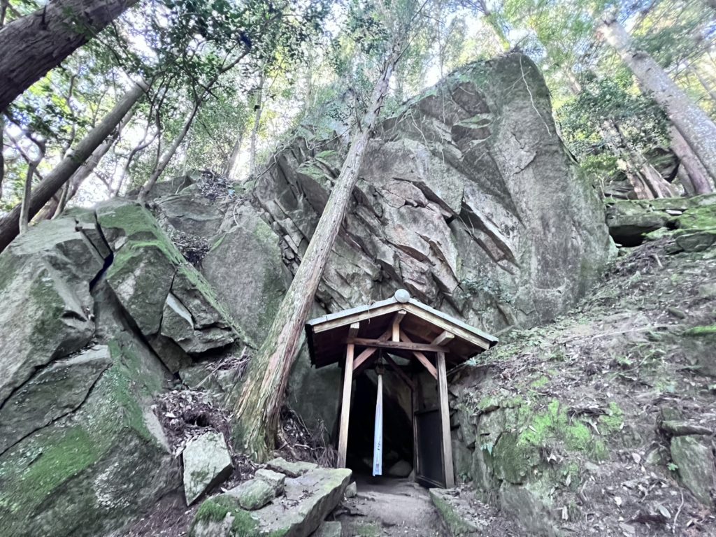 巨石群の探索へ　信仰の山「行者山」ハイキング