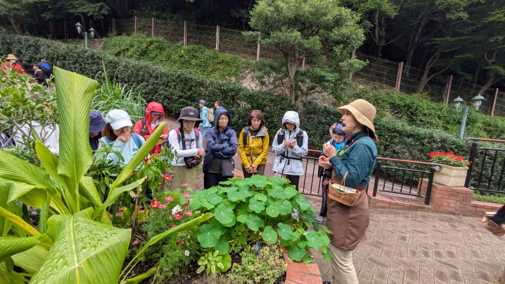 ハーブガイドツアーとクラシックライブ　布引ハーブ園ハイキング