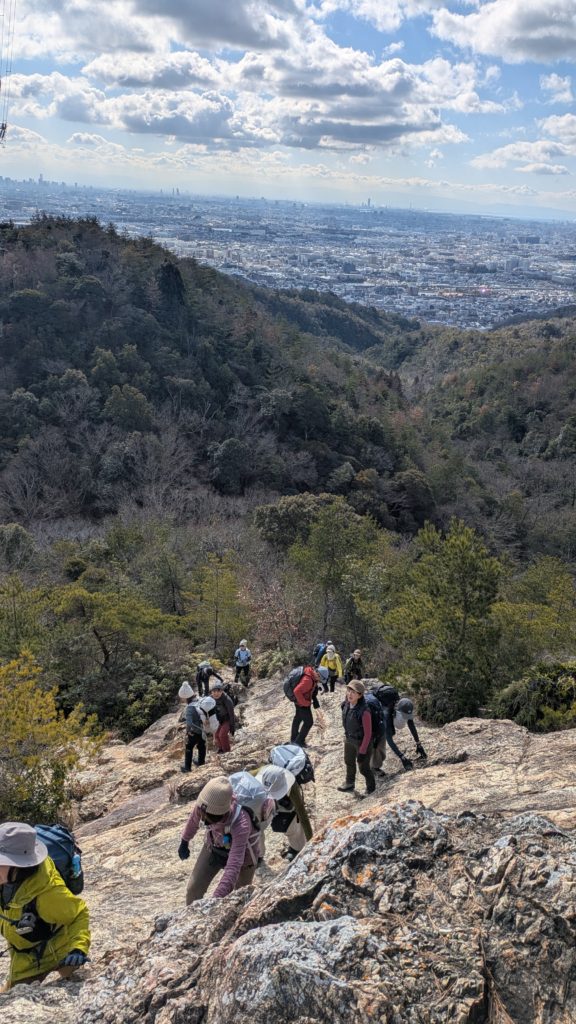 人気の岩場コース　中山連山縦走ハイキングと中山寺の梅