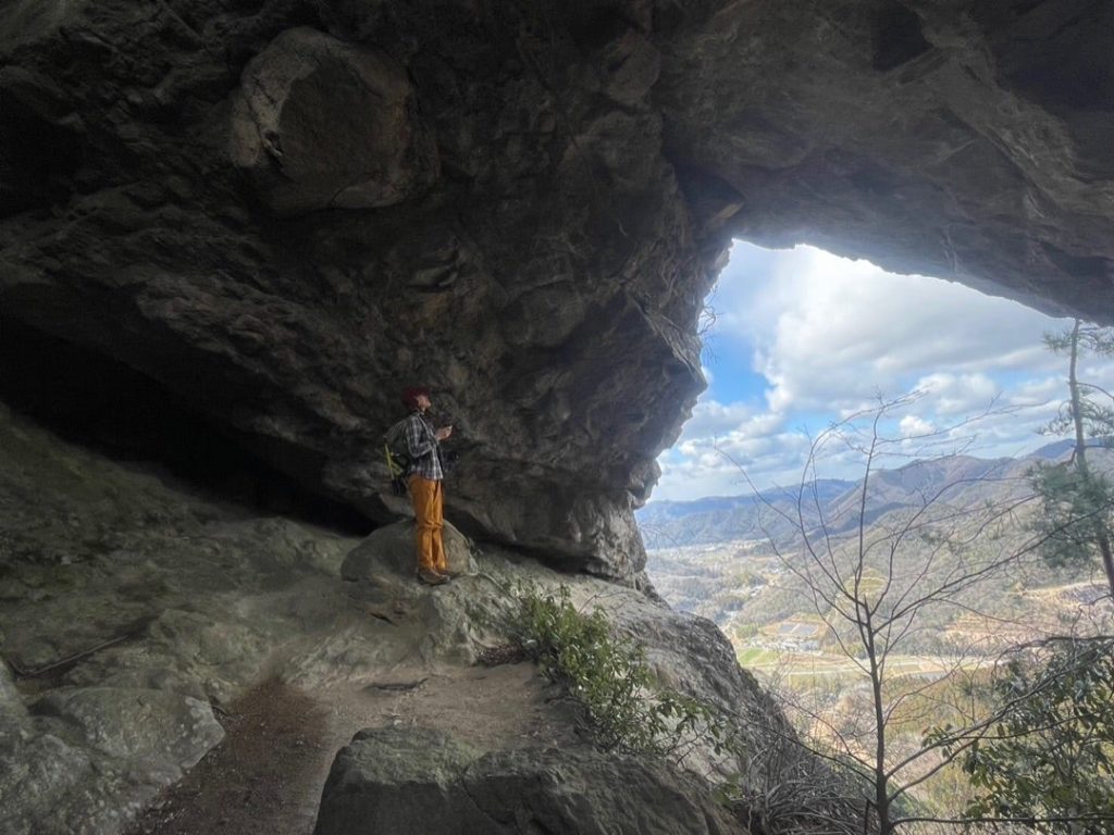 秘境感あふれる岩の冒険へ！伊勢山ハイキング