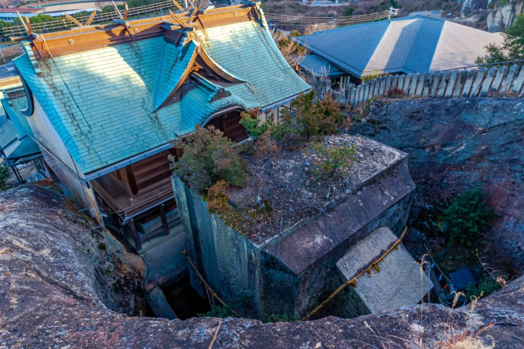 日本三奇!生石神社の巨大遺跡「石乃宝殿」ミステリーハイキング