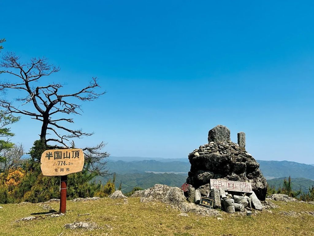 播磨・丹波・摂津の国の半分ずつを見渡す【半国山】ハイキング